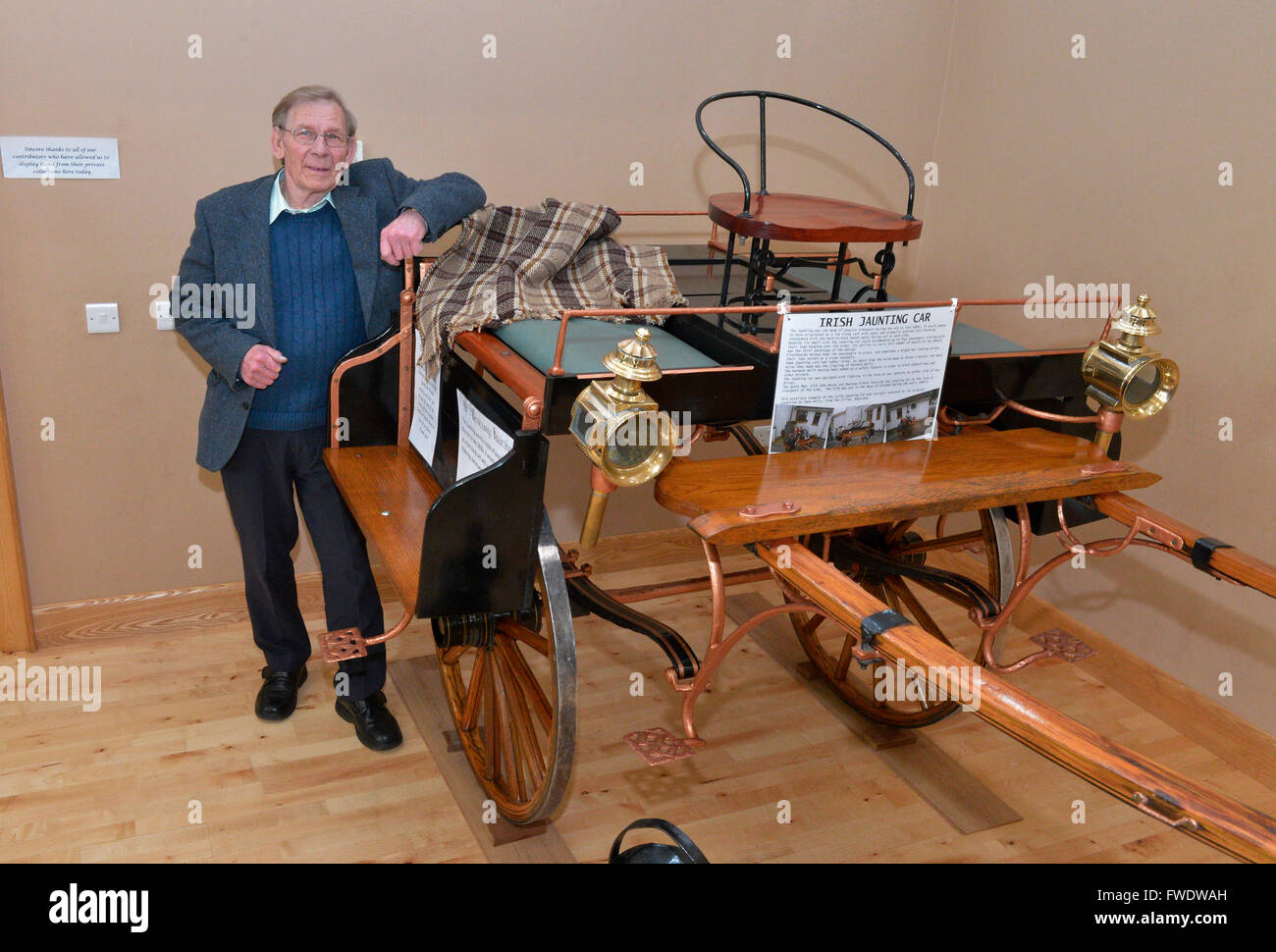 Owen Kelly da Buncrana, County Donegal, con il diciannovesimo secolo Jaunting auto ha ripristinato . Foto Stock