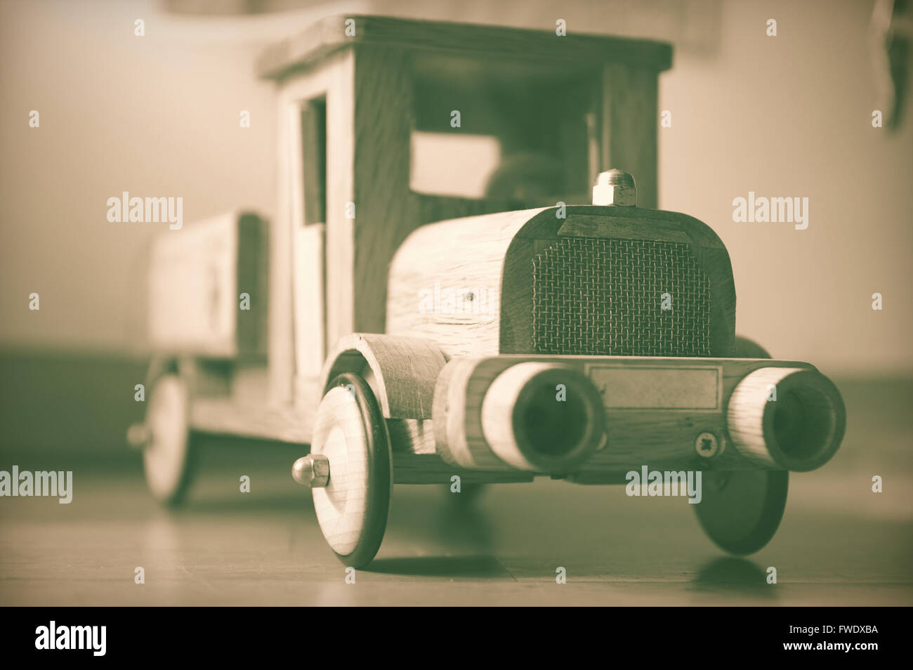In legno antico giocattolo carrello. Immagine in bianco e nero. Foto Stock
