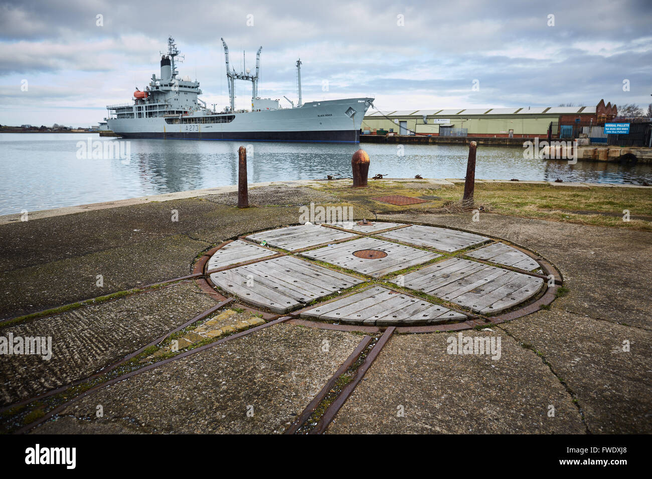 A ovest il galleggiante Merseyside Liverpool docks birkenhead Duke Street zona vecchio carro in primo piano girevole RFA Rover nero è un piccolo f Foto Stock