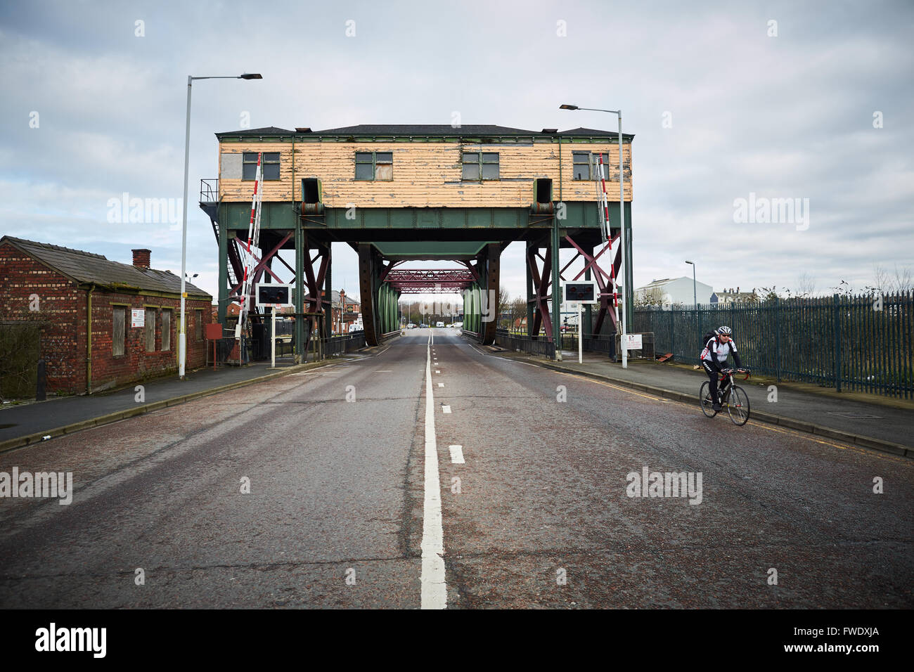 A ovest il galleggiante Merseyside Liverpool docks birkenhead Duke Street bridge quando originariamente costruito, tutti e quattro sono stati brandeggio idraulico bridg Foto Stock