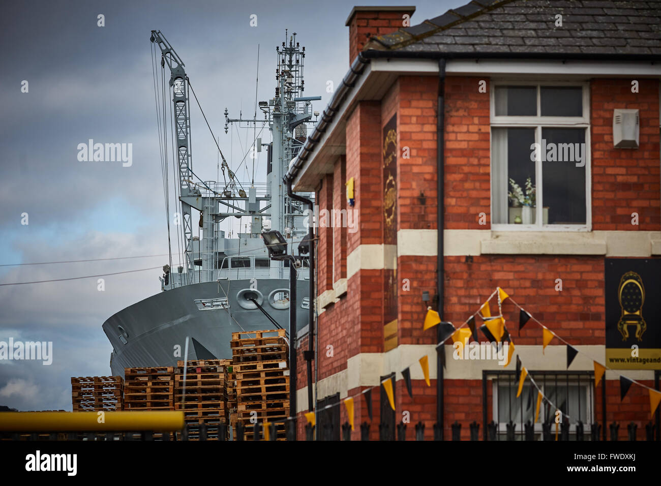A ovest il galleggiante Merseyside Liverpool docks birkenhead da Duke Street RFA Rover nero è una piccola flotta di navi cisterna la British Royal Foto Stock