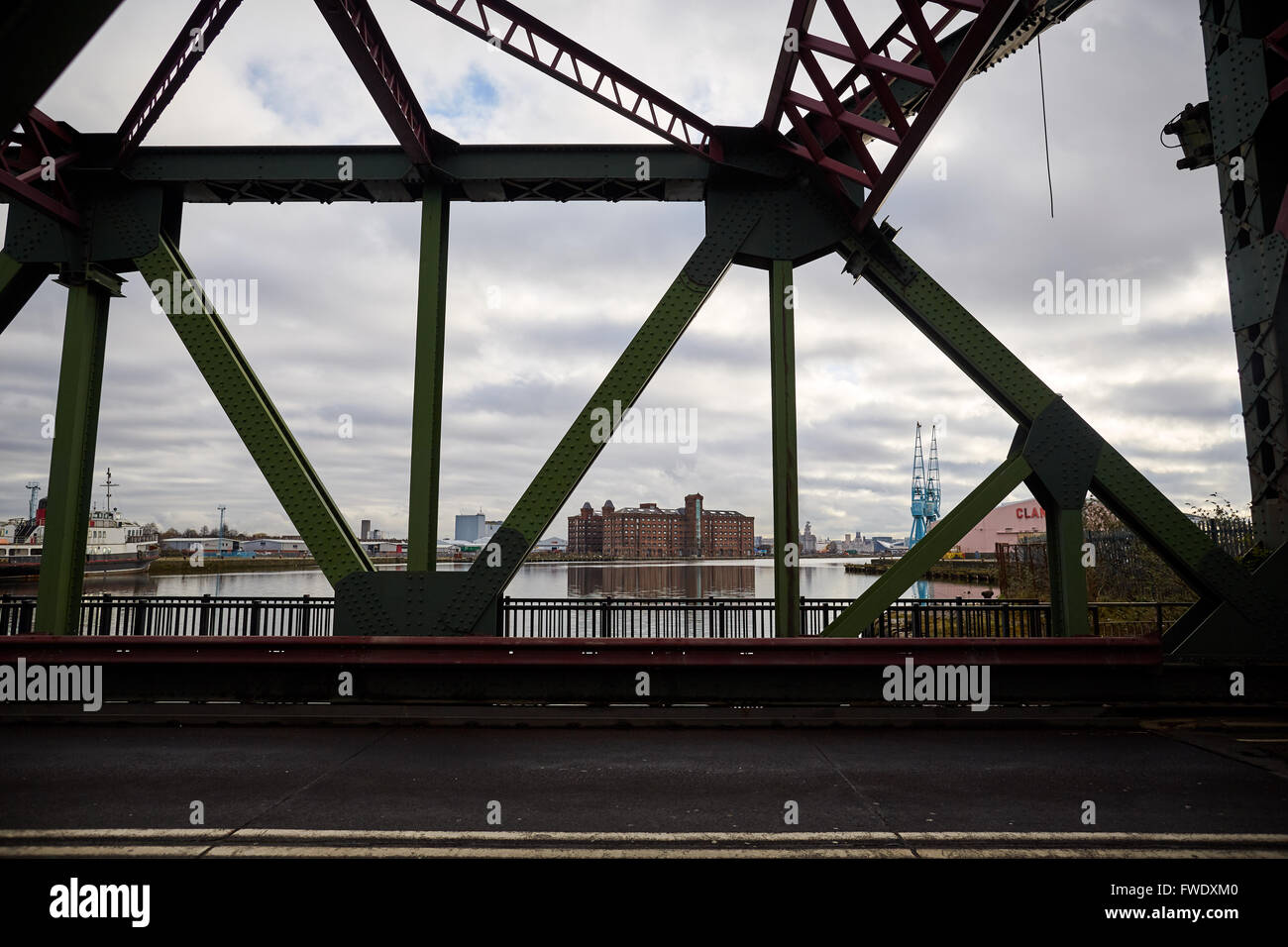 A ovest il galleggiante Merseyside Liverpool docks birkenhead da Duke Street bridge magazzino grande bacino costruito in mattoni Magazzino di mais, EAS Foto Stock