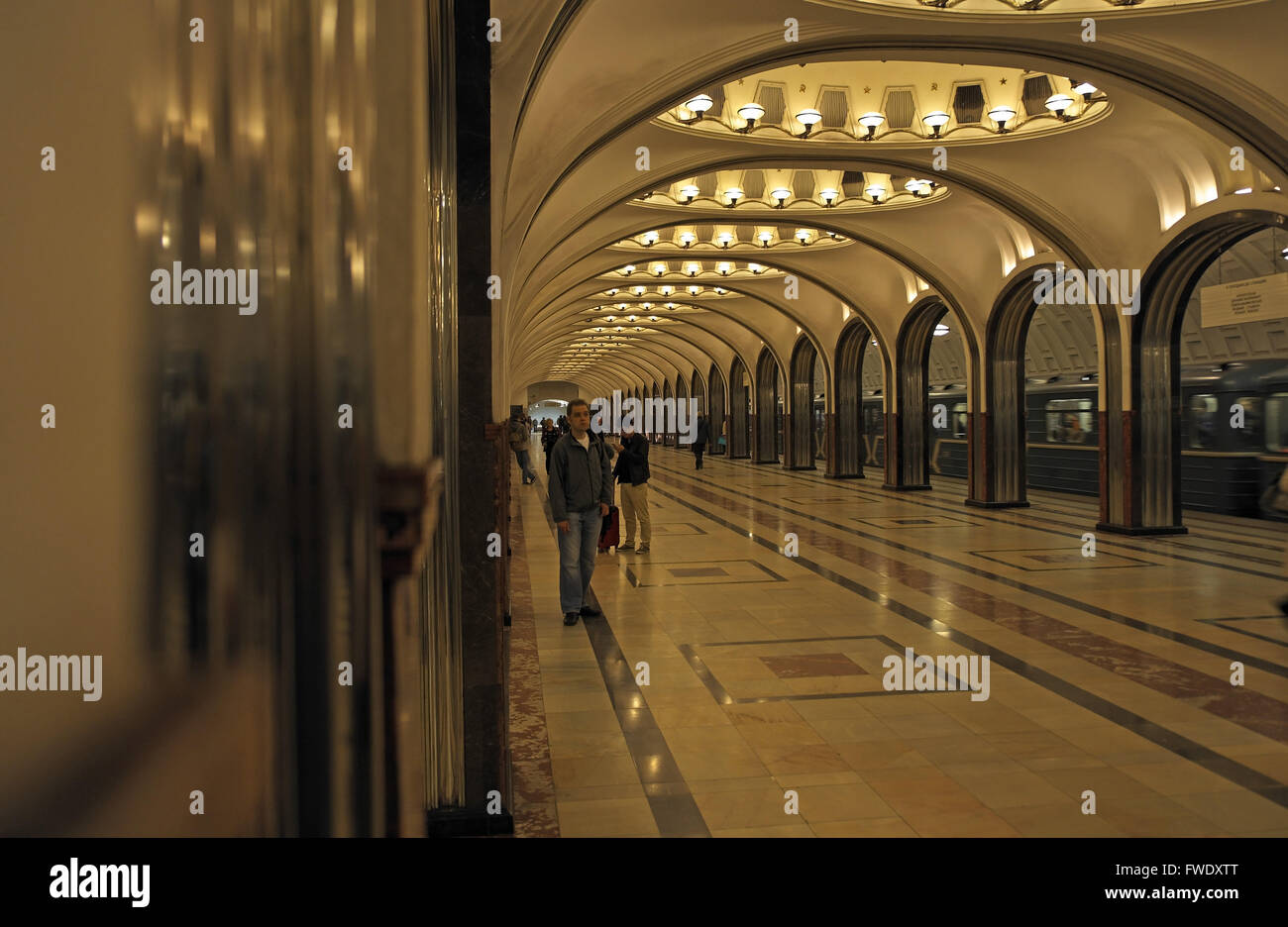 Pavimento in marmo a Mosca la stazione della metropolitana di Mosca, Russia  Foto stock - Alamy