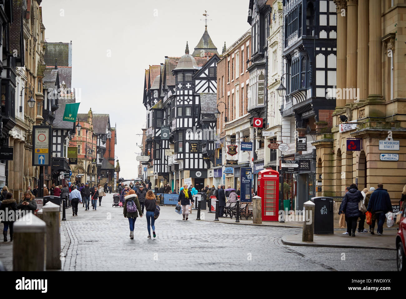 Chester Eastgate Street tudor negozi centro storico mercato romano città vicino al confine con il Galles ha un numero di Foto Stock