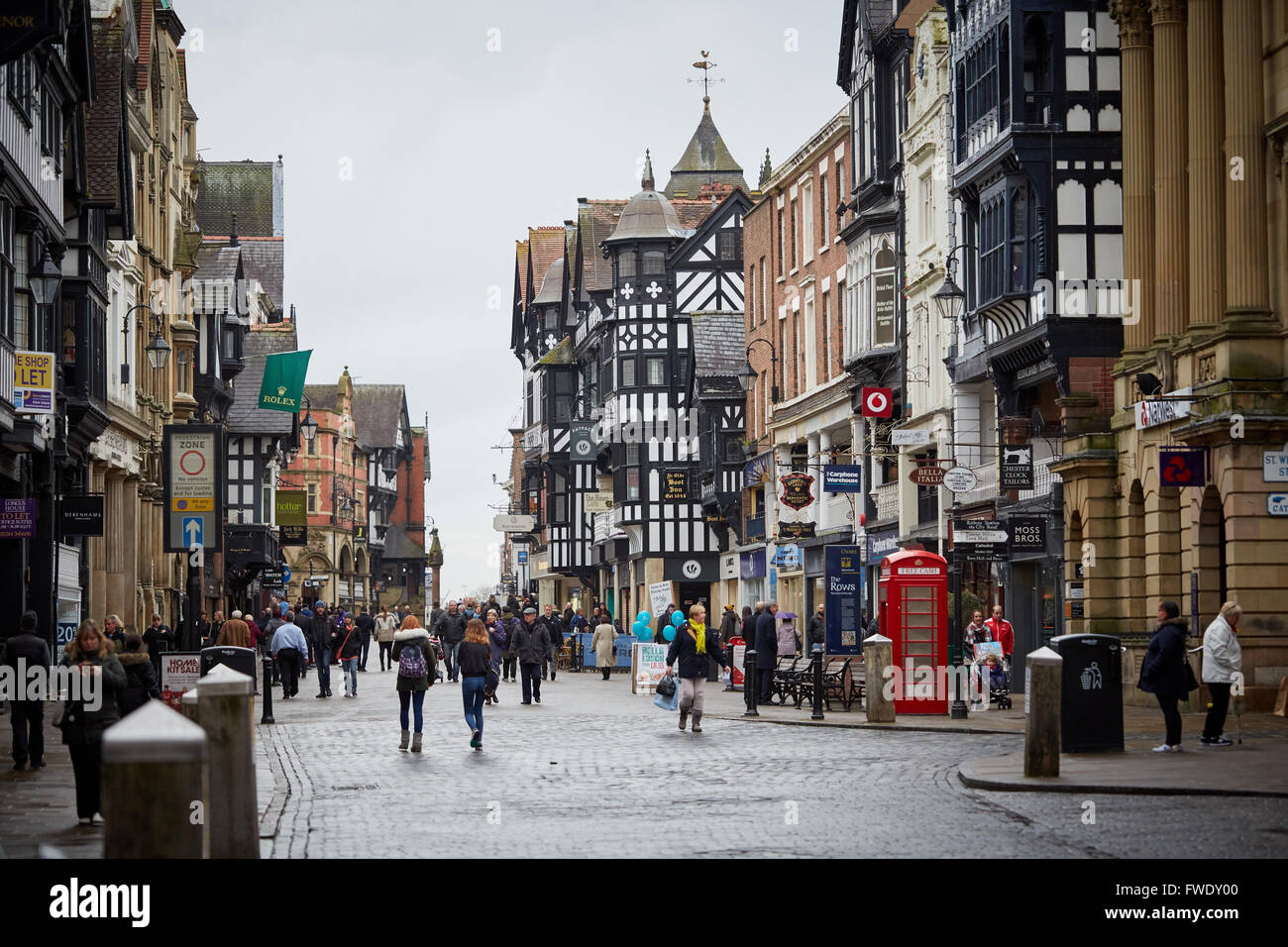 Chester Eastgate Street tudor negozi centro storico mercato romano città vicino al confine con il Galles ha un numero di Foto Stock