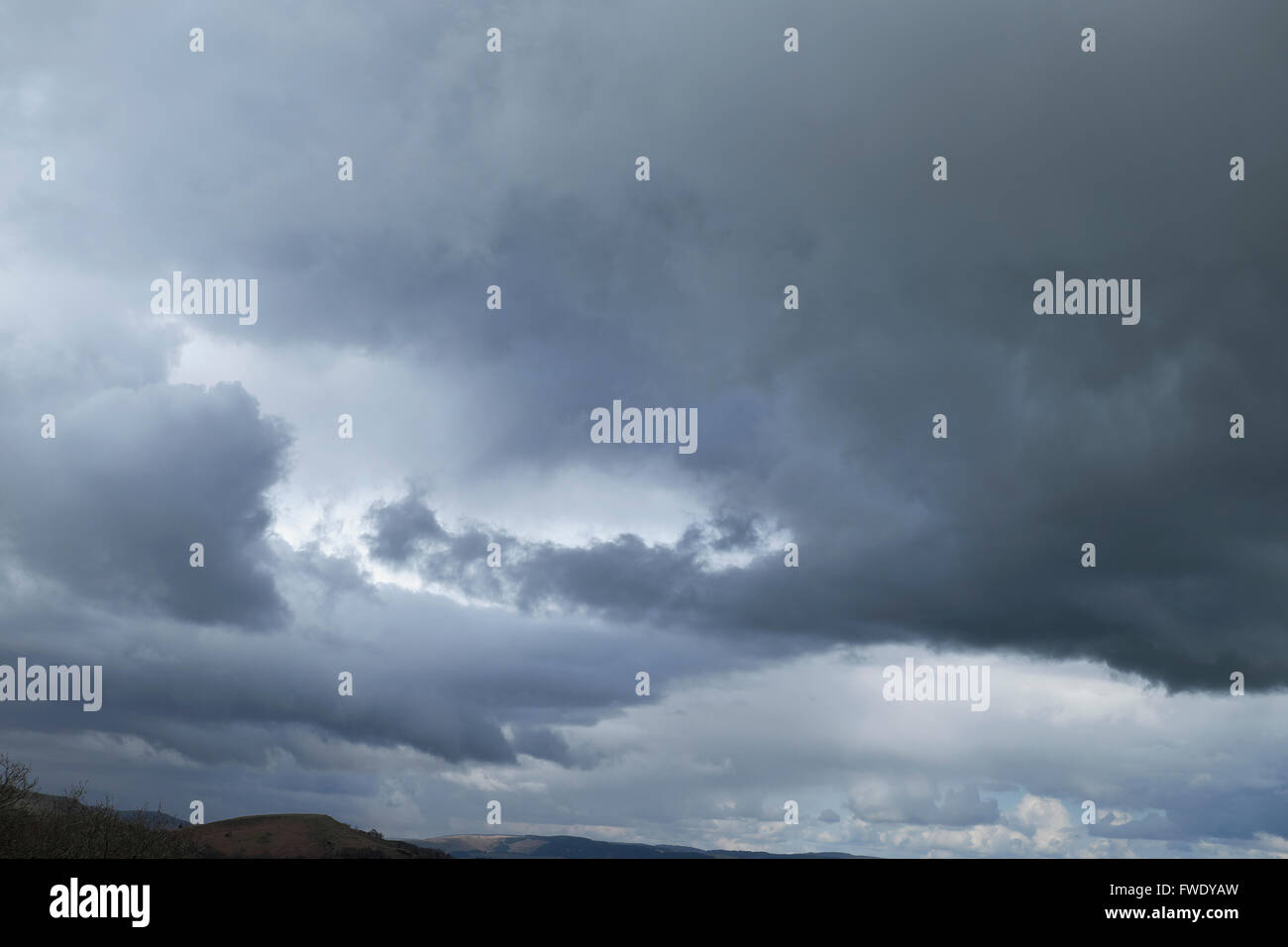 Stormy dark sky nuvole nel cielo Aprile 2016 Wales UK KATHY DEWITT Foto Stock