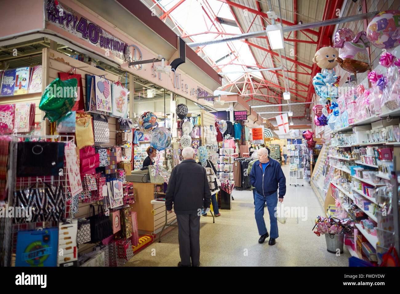 Oldham centro Tommyfield Mercati Mercato Mercato bazaar trader fornitore di commercianti indipendenti gli acquirenti dei negozi di vendita del venditore han Foto Stock