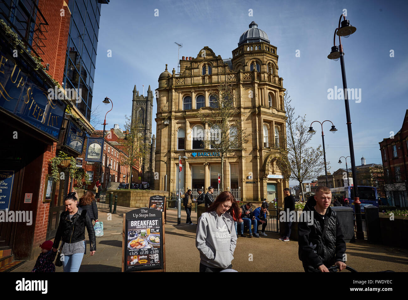Oldham centro città Oldham chiesa parrocchiale Yorkshire Street e Chiesa Terrazza Street Barclays Bank Memoriale di guerra Foto Stock