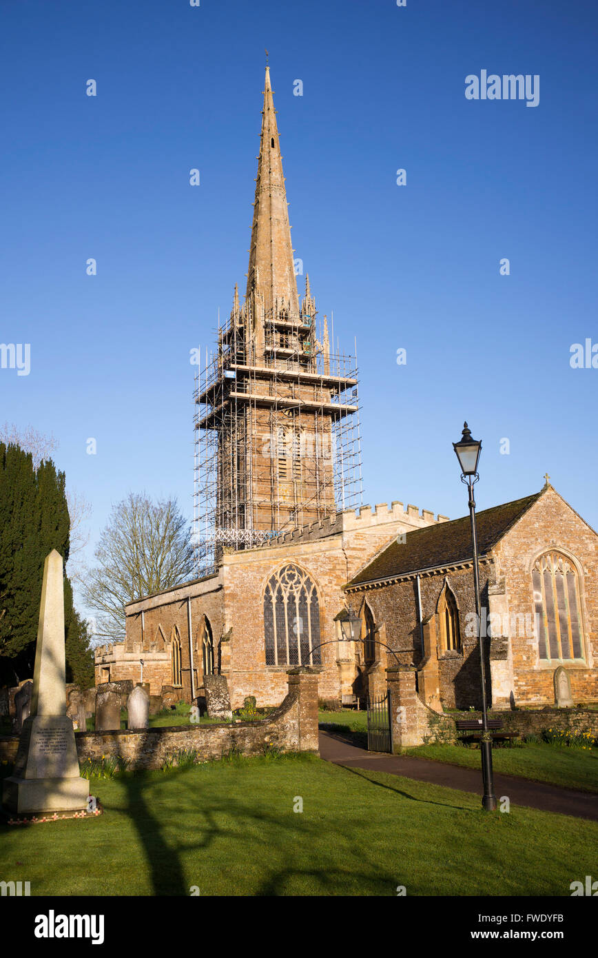 Ponteggio che circondano San Pietro e San Paolo chiesa nel eraly mattina. Kings Sutton, Nr Banbury, Northamptonshire, Inghilterra Foto Stock