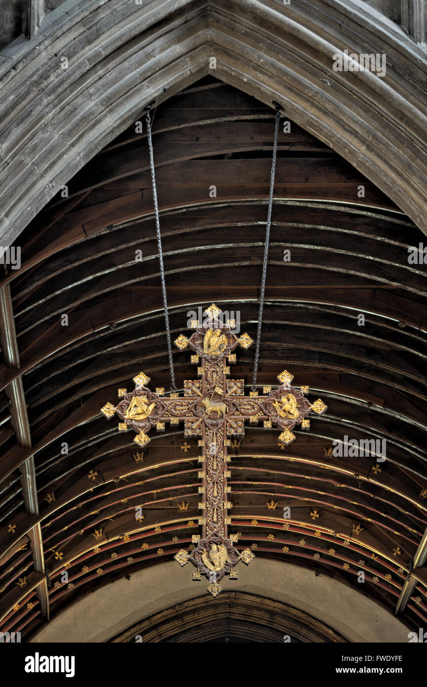 Appendere croce di legno in San Giovanni Battista, Cirencester, Gloucestershire, Inghilterra Foto Stock