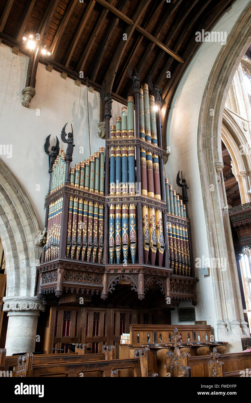 Tubo decorativo organo in San Giovanni Battista, Cirencester, Gloucestershire, Inghilterra Foto Stock