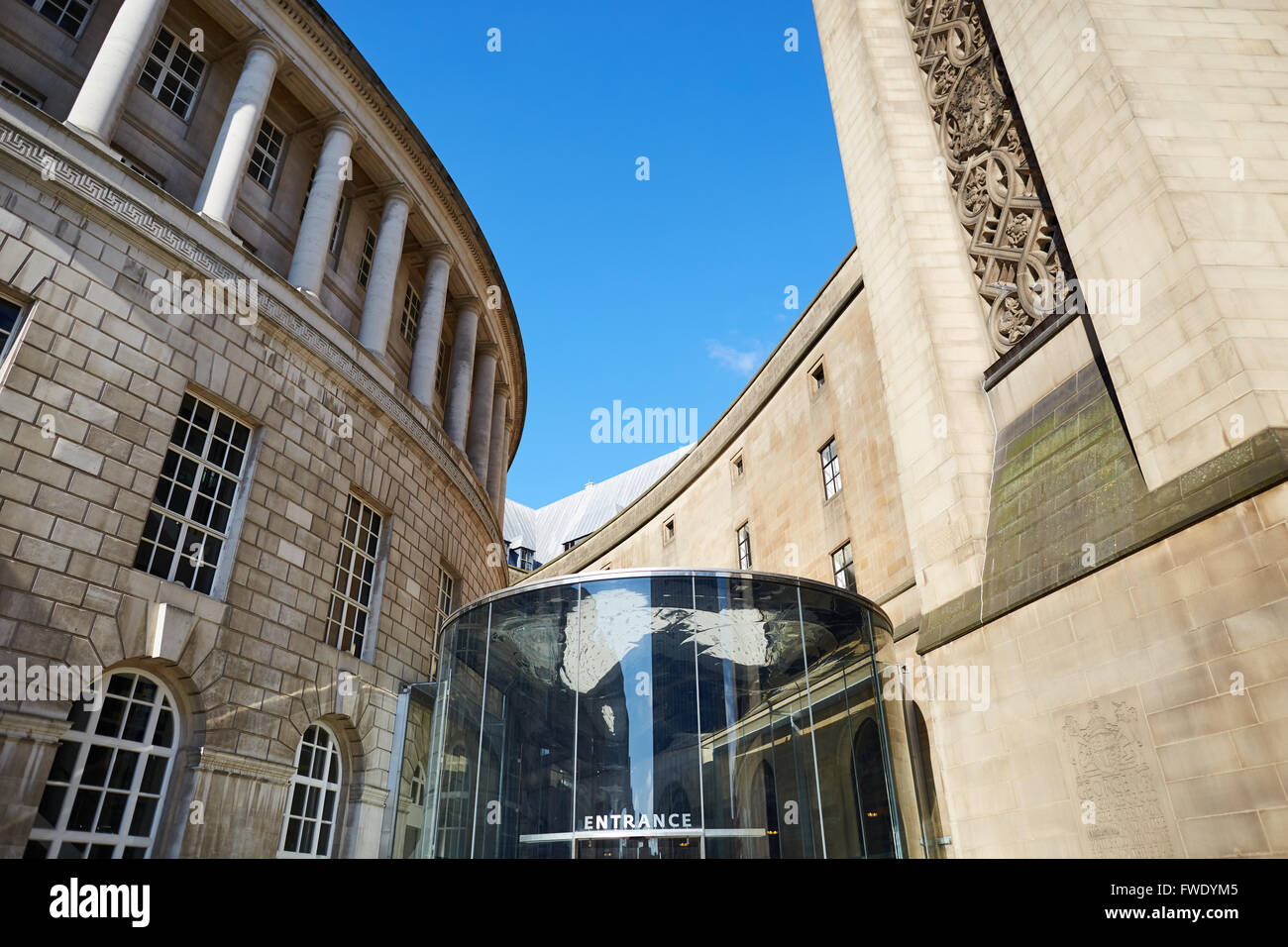 Il Manchester open space Town Hall interno nella Piazza San Pietro pavimentazione area pedonale pavimentato e pedonale centrale di Lib Foto Stock