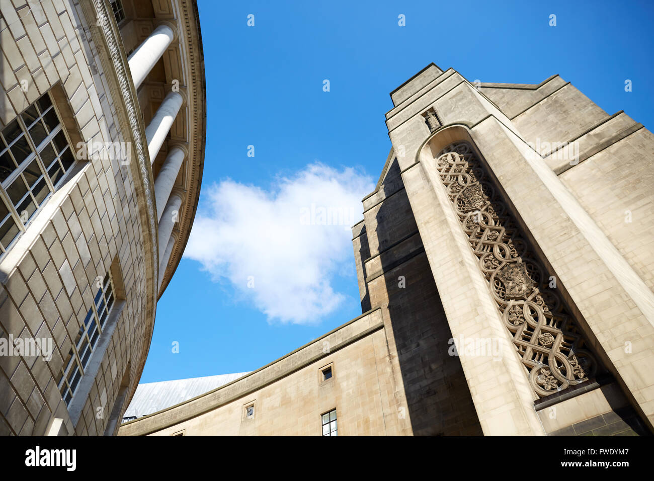 Il Manchester open space Town Hall interno nella Piazza San Pietro pavimentazione area pedonale pavimentato e pedonale centrale di Lib Foto Stock