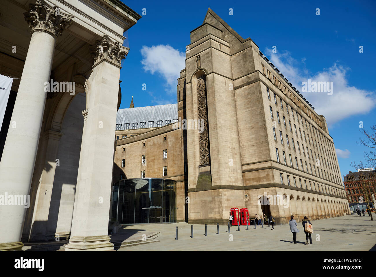 Il Manchester open space Town Hall interno nella Piazza San Pietro pavimentazione area pedonale pavimentato e pedonale centrale di Lib Foto Stock