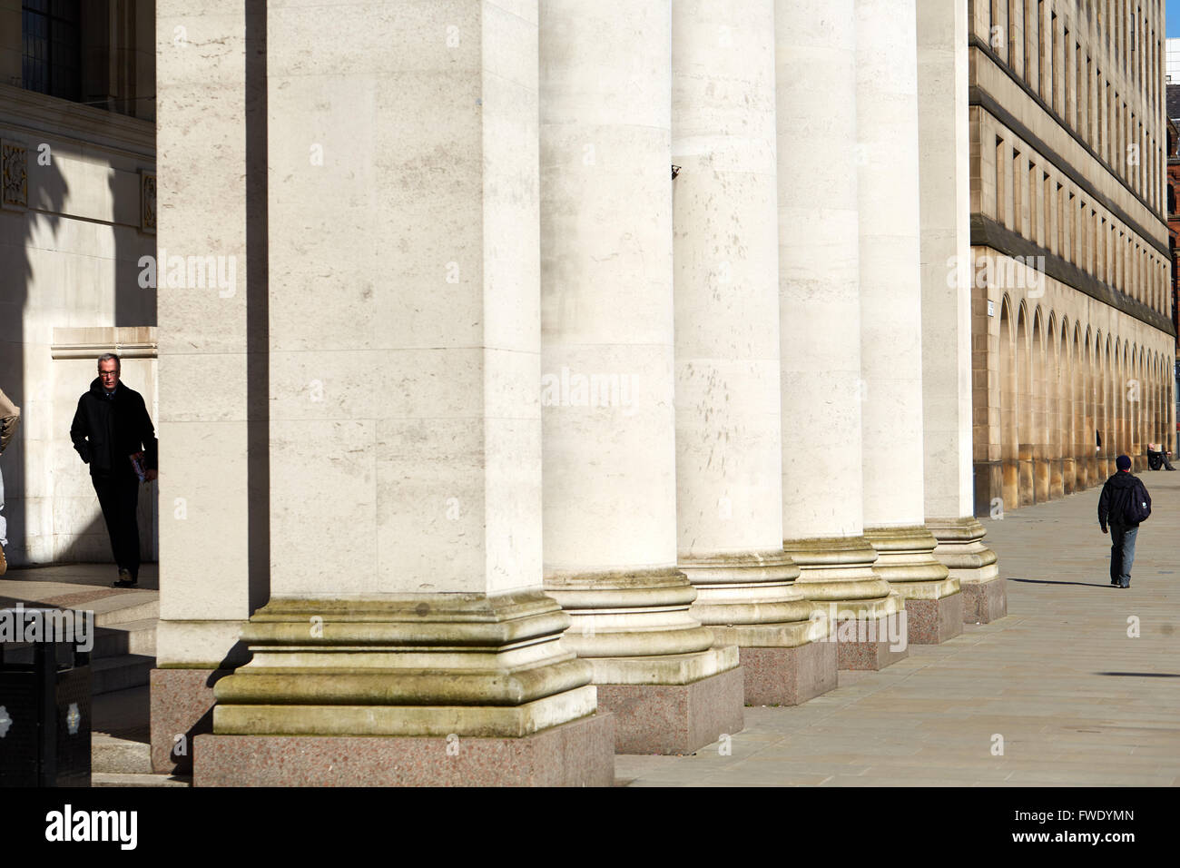 Il Manchester open space Town Hall interno nella Piazza San Pietro pavimentazione area pedonale pavimentato e pedonale centrale di Lib Foto Stock
