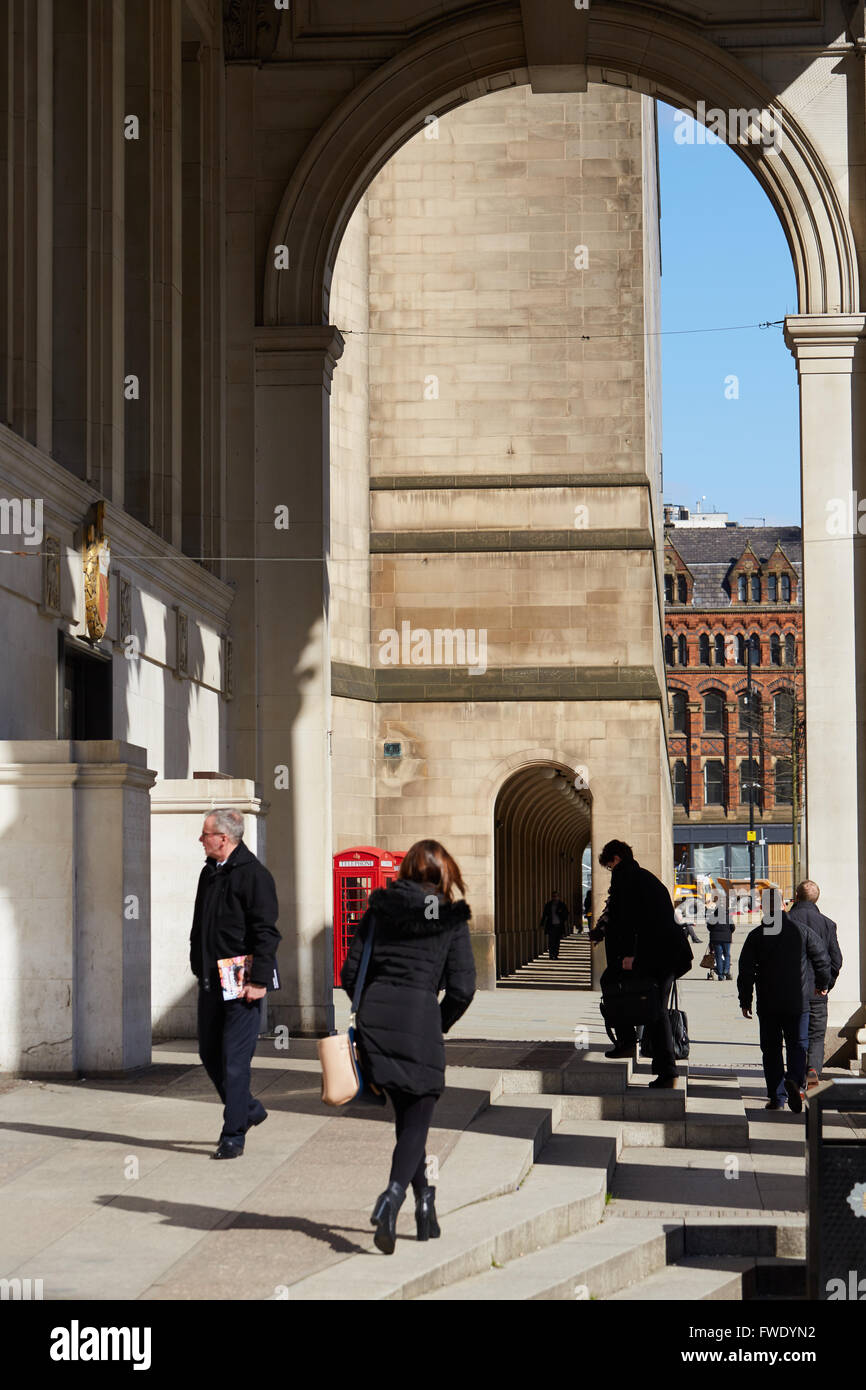 Il Manchester open space Town Hall interno nella Piazza San Pietro pavimentazione area pedonale pavimentato e pedonale centrale di Lib Foto Stock