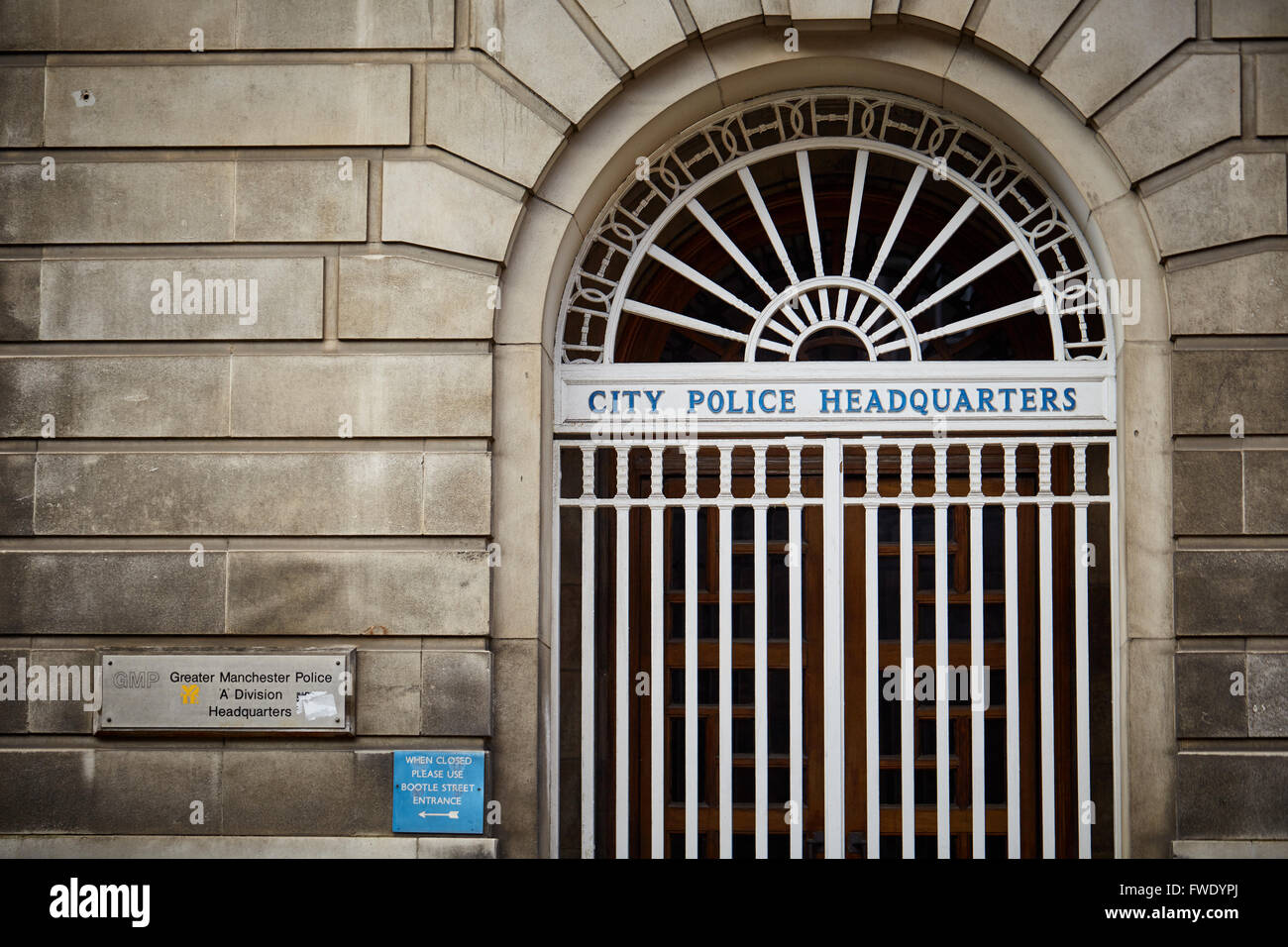 Manchester City Quartier generale di polizia Bootle Street stazione di polizia di Mount Street ingresso dettaglio chiudere fino segno cast Iron Gate Foto Stock