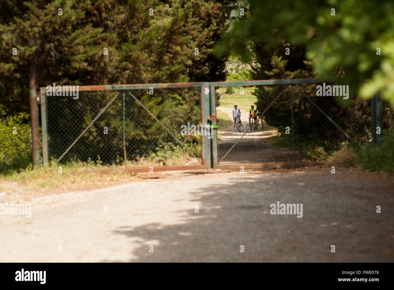 I confini della Toscana, recinzioni o cancelli di epoca medievale sono state utilizzate per separare dal pubblico di proprietà privata. Foto Stock