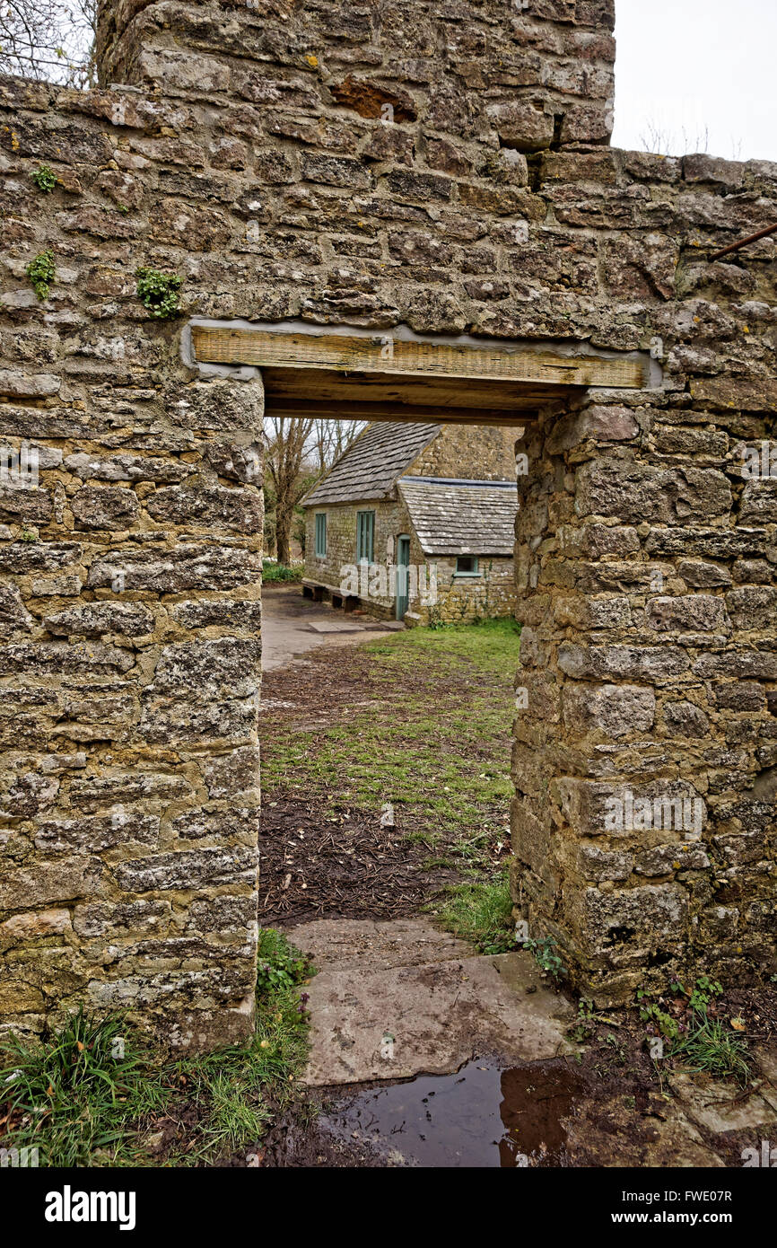 Vista della scuola di Tyneham attraverso lo sportello arch Foto Stock