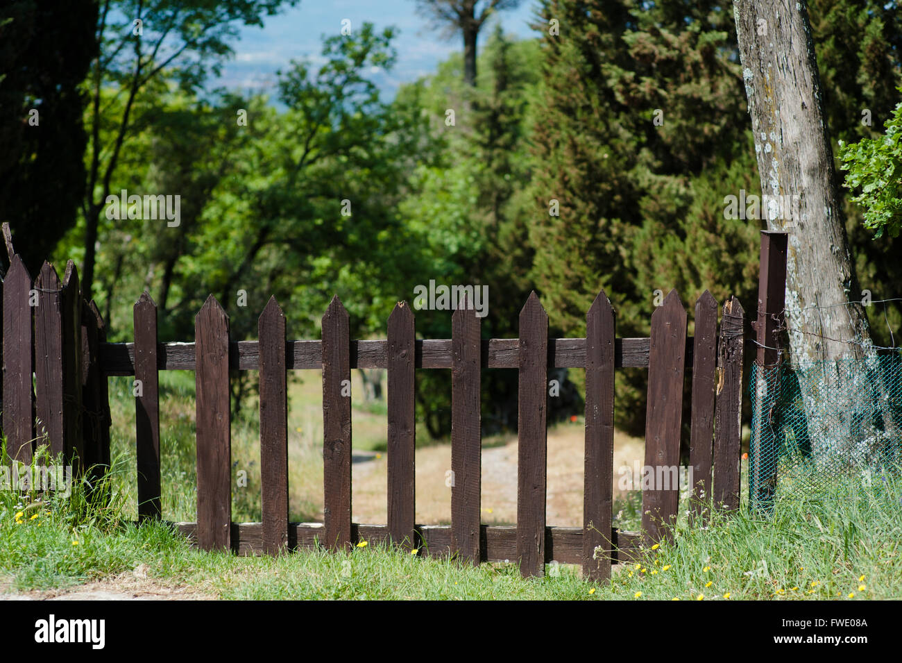 I confini della Toscana, recinzioni o cancelli di epoca medievale sono state utilizzate per separare dal pubblico di proprietà privata. Foto Stock