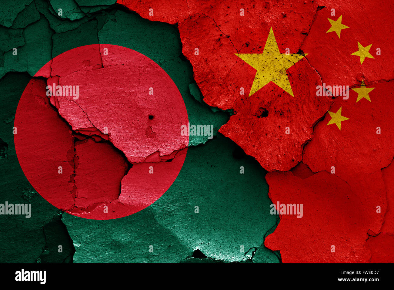 Le bandiere del Bangladesh e della Cina dipinta sulla parete incrinato Foto Stock