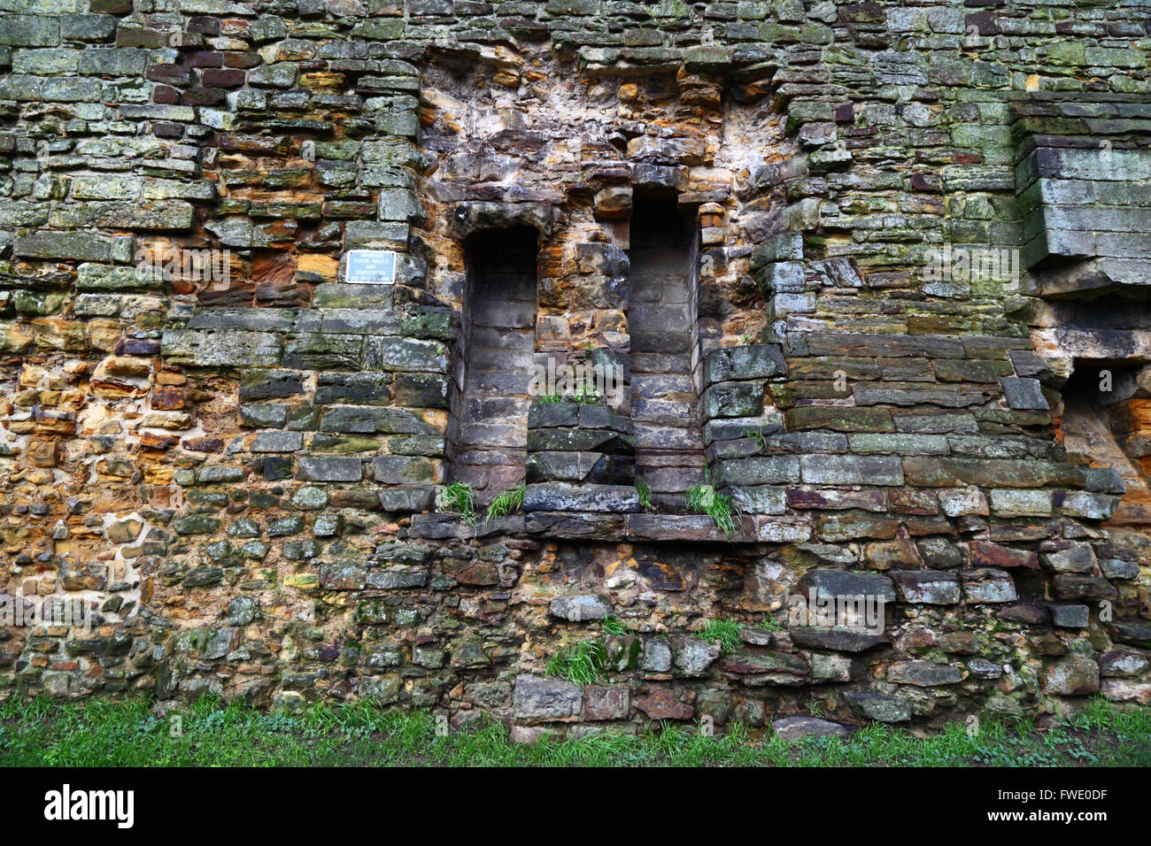 Dettaglio del guardaroba scivoli / latrine nella parete del castello Tonbridge, Kent, Inghilterra Foto Stock