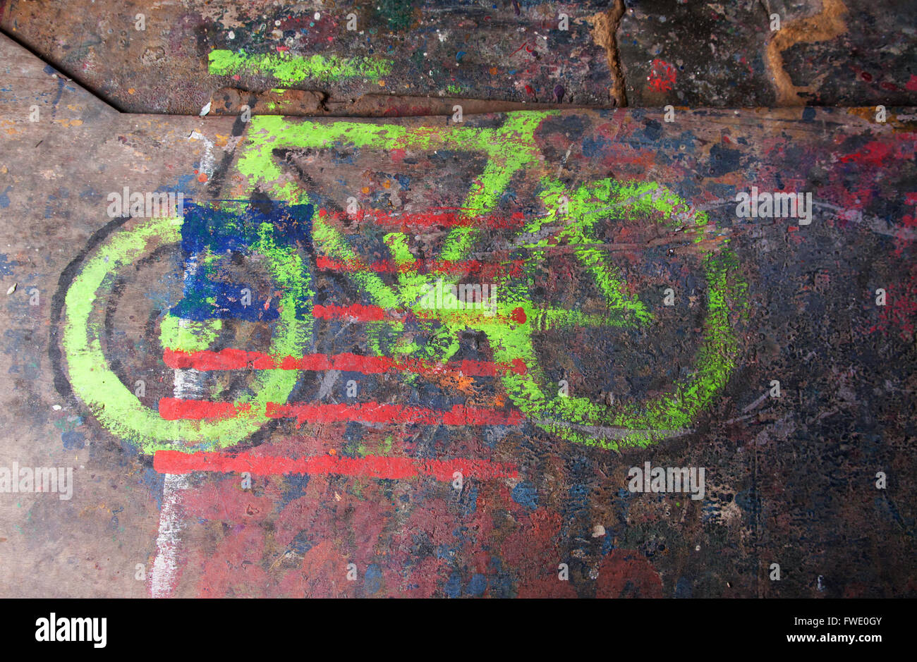 I colori della vernice sulle pareti di legno e di mortaio. Ci immagine Bandiera e bicicletta. Foto Stock