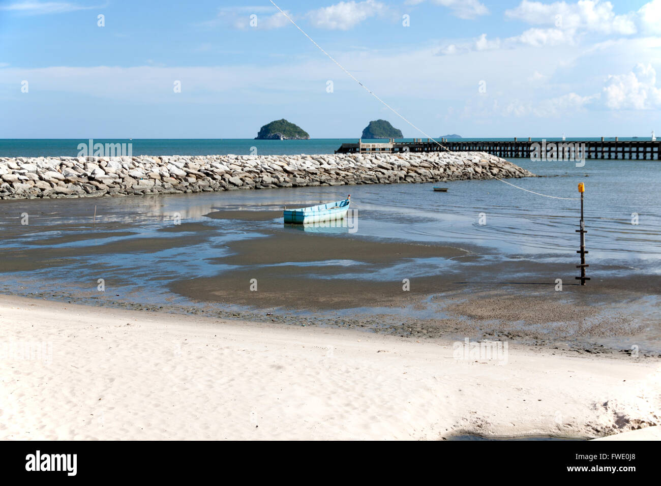 Rifiuti rock di diga in mare e la sabbia di collegamento Foto Stock