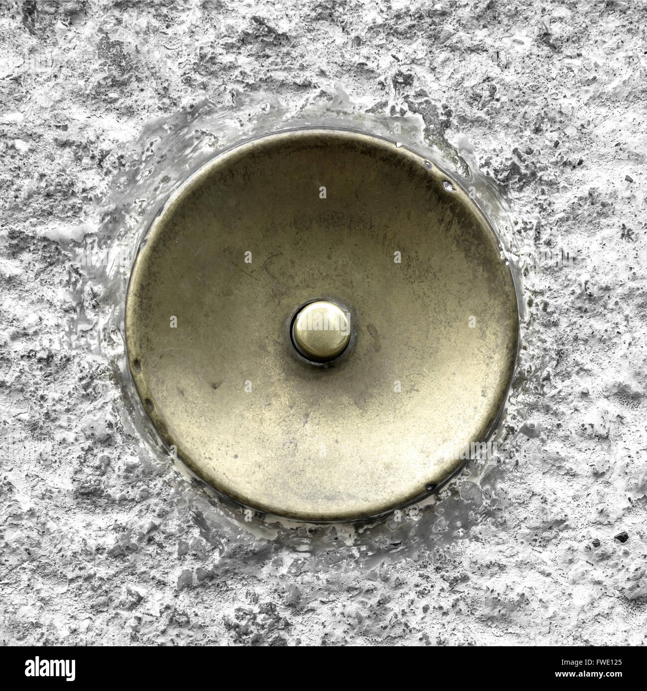 Extreme close-up di un antico campanello in ottone, ossidato dal tempo. Foto Stock