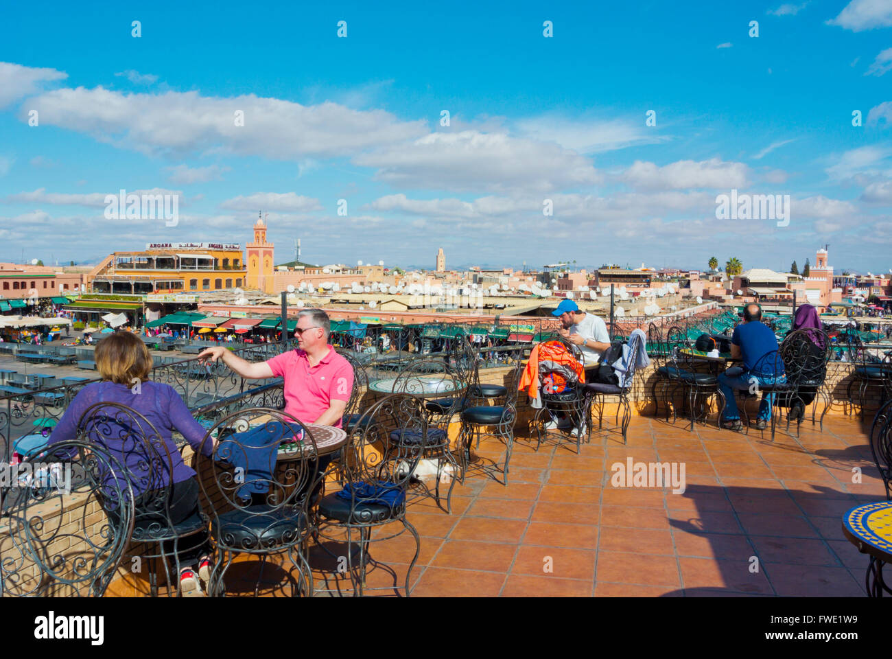 Peoople su una Caffetteria Balcone, guardando sopra Piazza Jemaa El Fnaa, Medina, Marrakech, Marocco, Africa settentrionale Foto Stock