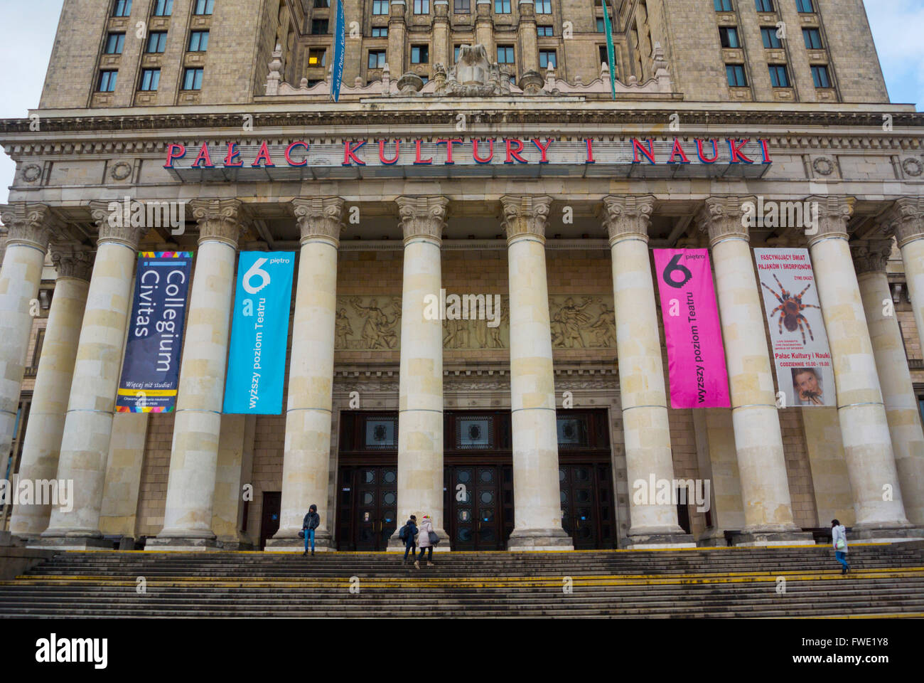 Ingresso principale, il Palazzo della Cultura e della scienza, plac Defilad, Varsavia, Polonia Foto Stock