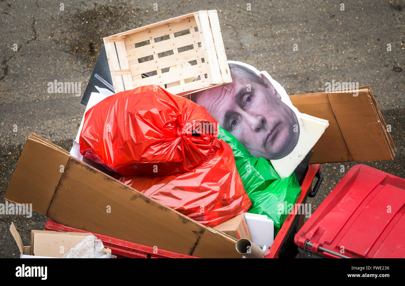 Taglio di cartone fuori del presidente russo Vladimir Putin ha buttato fuori in un bidone della spazzatura, Londra, Gran Bretagna. Foto Stock