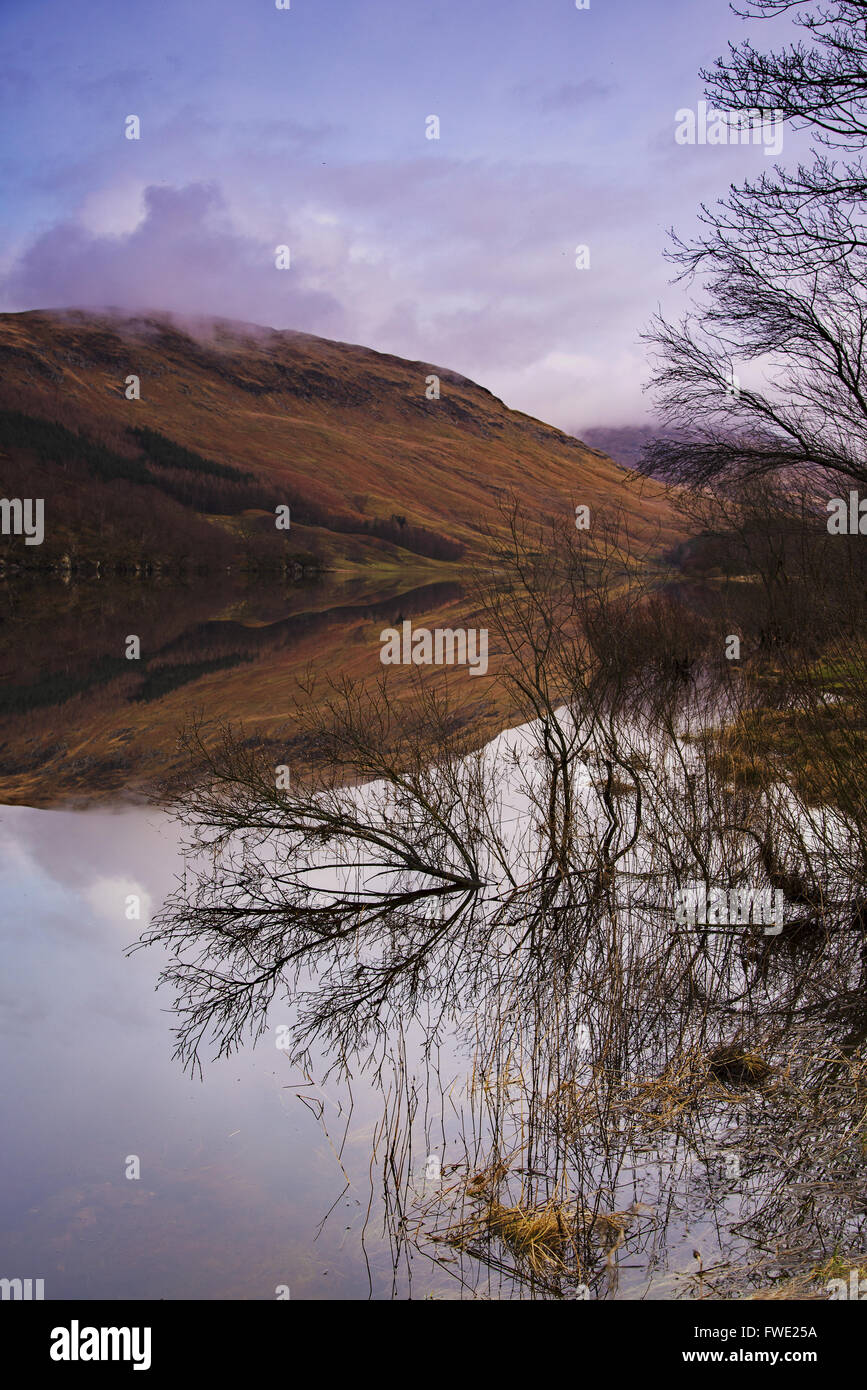 Le riflessioni del mattino a Loch Lubhair Foto Stock