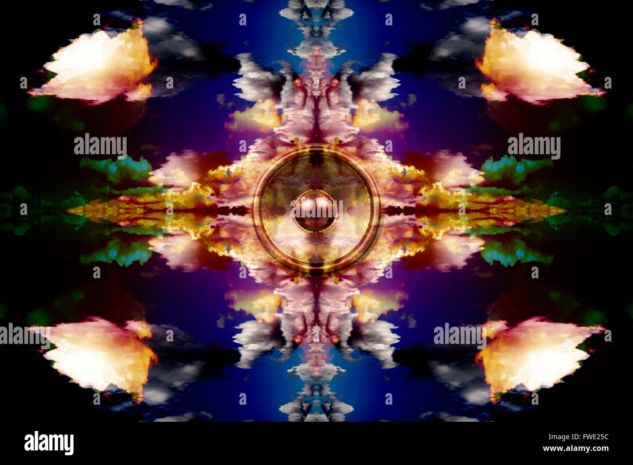 Altoparlante audio su un caleidoscopio di sfondo nuvole Foto Stock