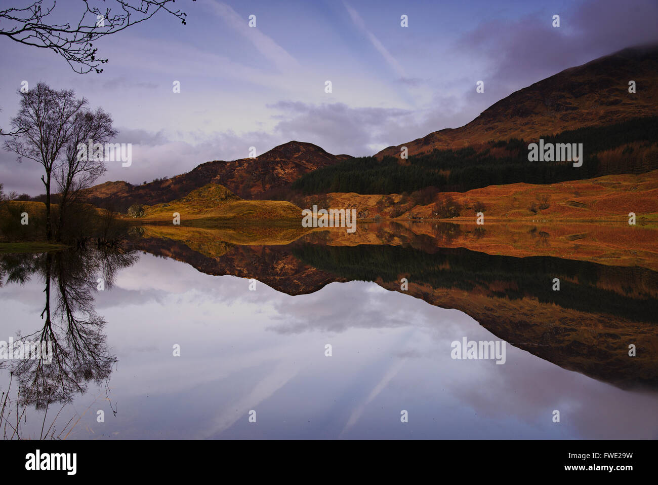 Riflessioni sul Loch Lubhair, Highlands scozzesi Foto Stock