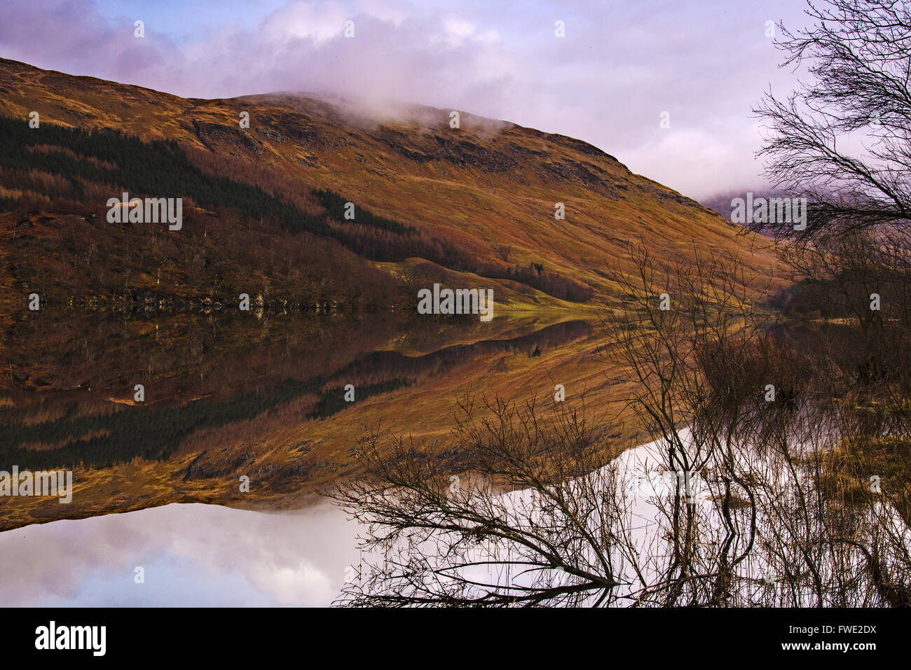 Riflessi di acqua nelle Highlands scozzesi Foto Stock