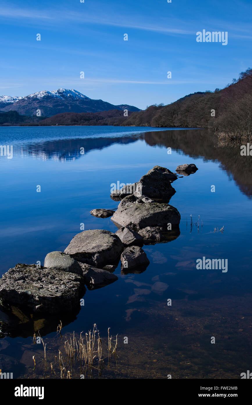 Il molo di pietra in Loch Venechar Foto Stock