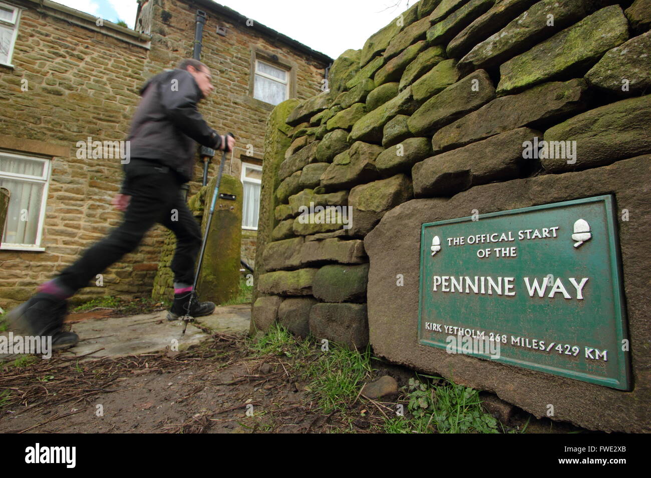Un viandante passa il segno segnando l inizio ufficiale del Pennine Way a Edale nel Parco Nazionale di Peak District DERBYSHIRE REGNO UNITO Foto Stock