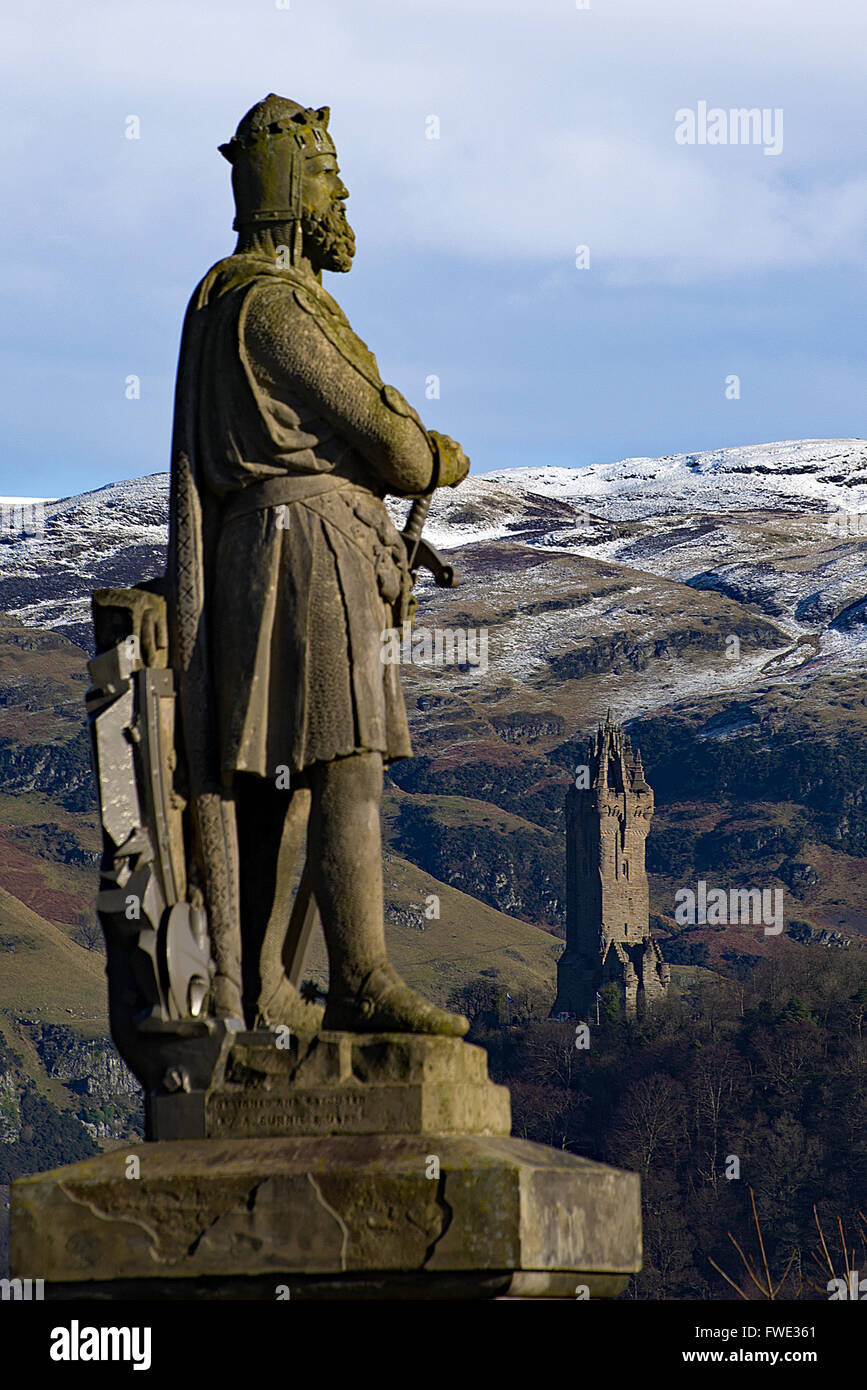 Robert the Bruce statua e William Wallace Monument dal Castello di Stirling Foto Stock