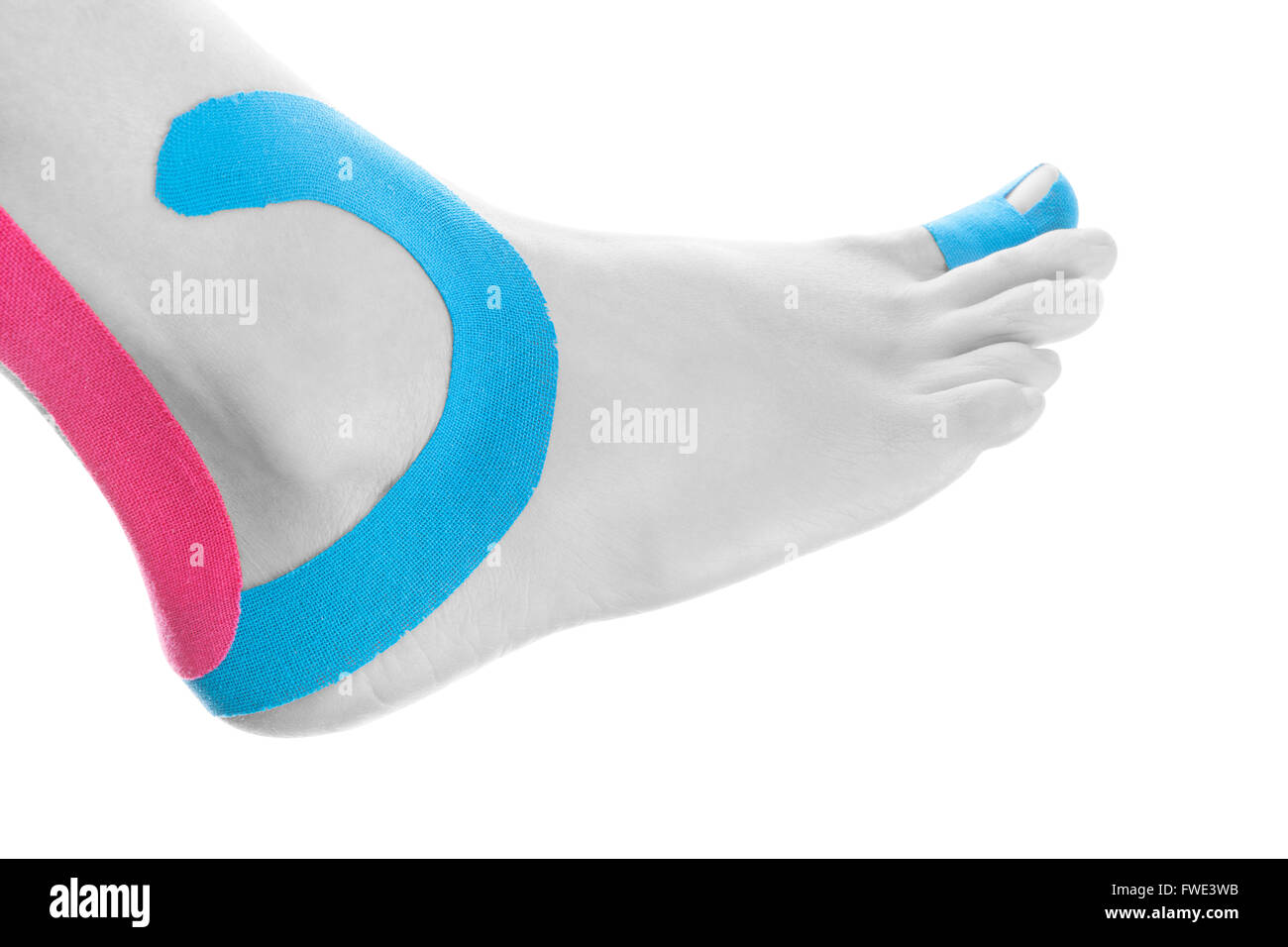 Tape terapeutico sulla caviglia femmina isolati su sfondo bianco. Il dolore cronico, medicina alternativa. Riabilitazione e Fisioterapia Foto Stock