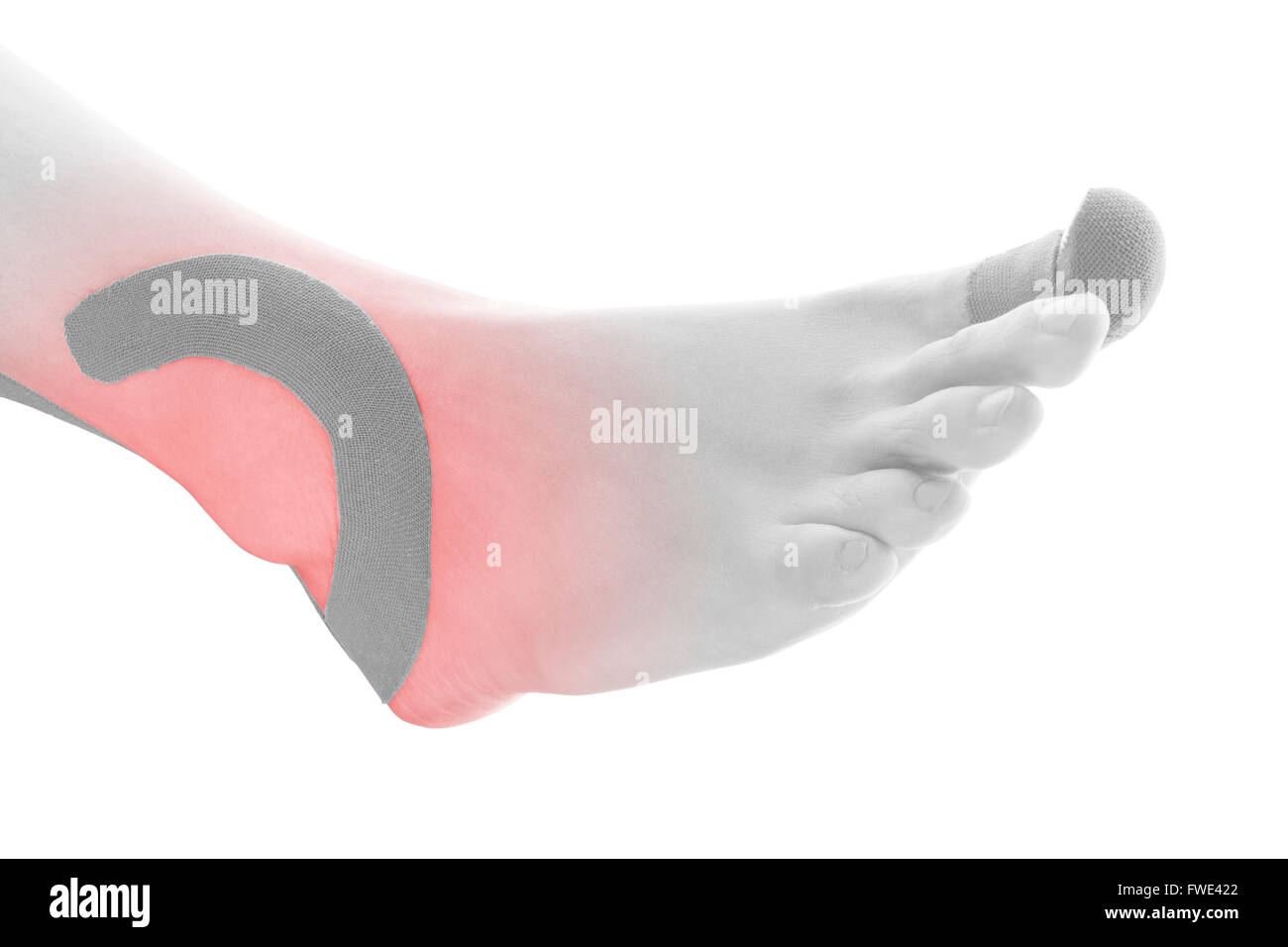 Tape terapeutico sulla caviglia femmina isolati su sfondo bianco. Il dolore cronico, medicina alternativa. Riabilitazione e Fisioterapia Foto Stock