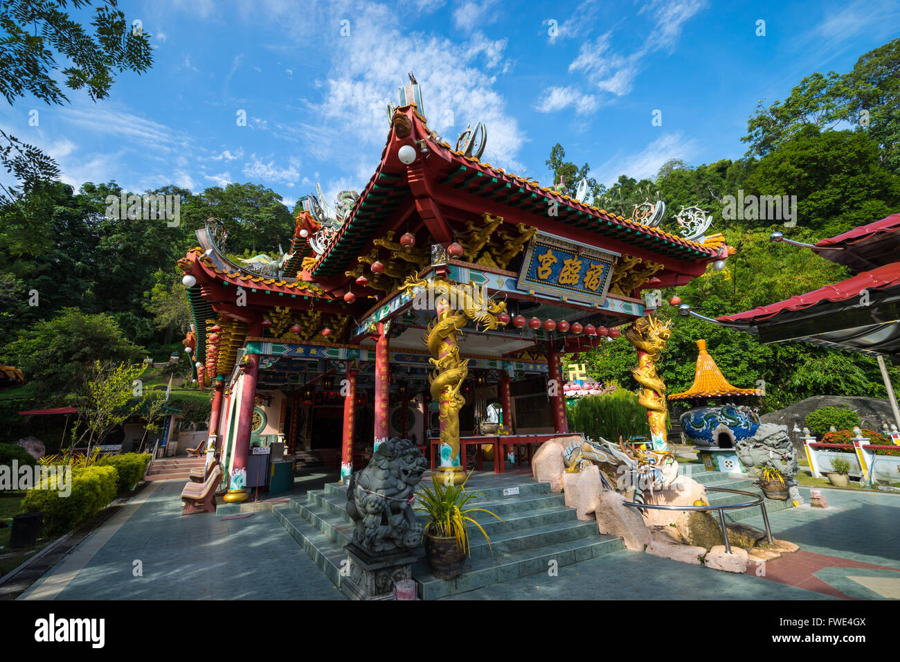 La raffinata architettura presso Fu Lin Kong Temple durante il Nuovo Anno Cinese feste in Pangkor isola della Malesia. Foto Stock