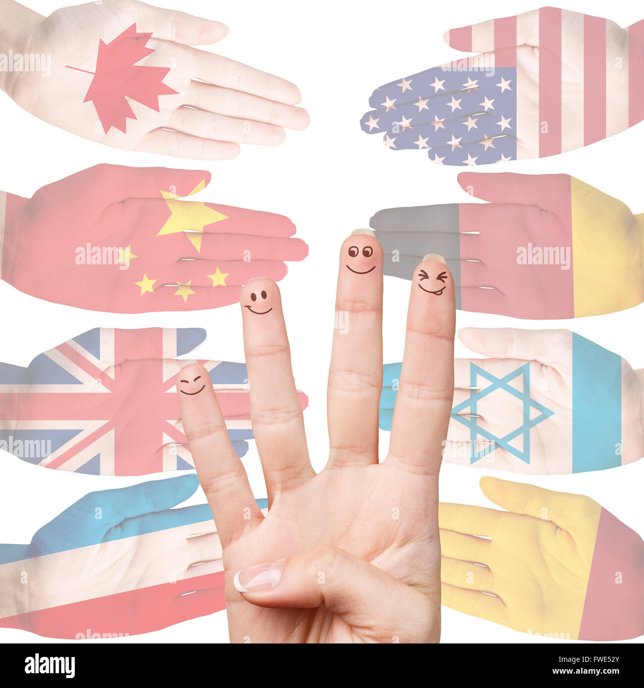 Molte mani con diverse bandiere nazionali Foto Stock