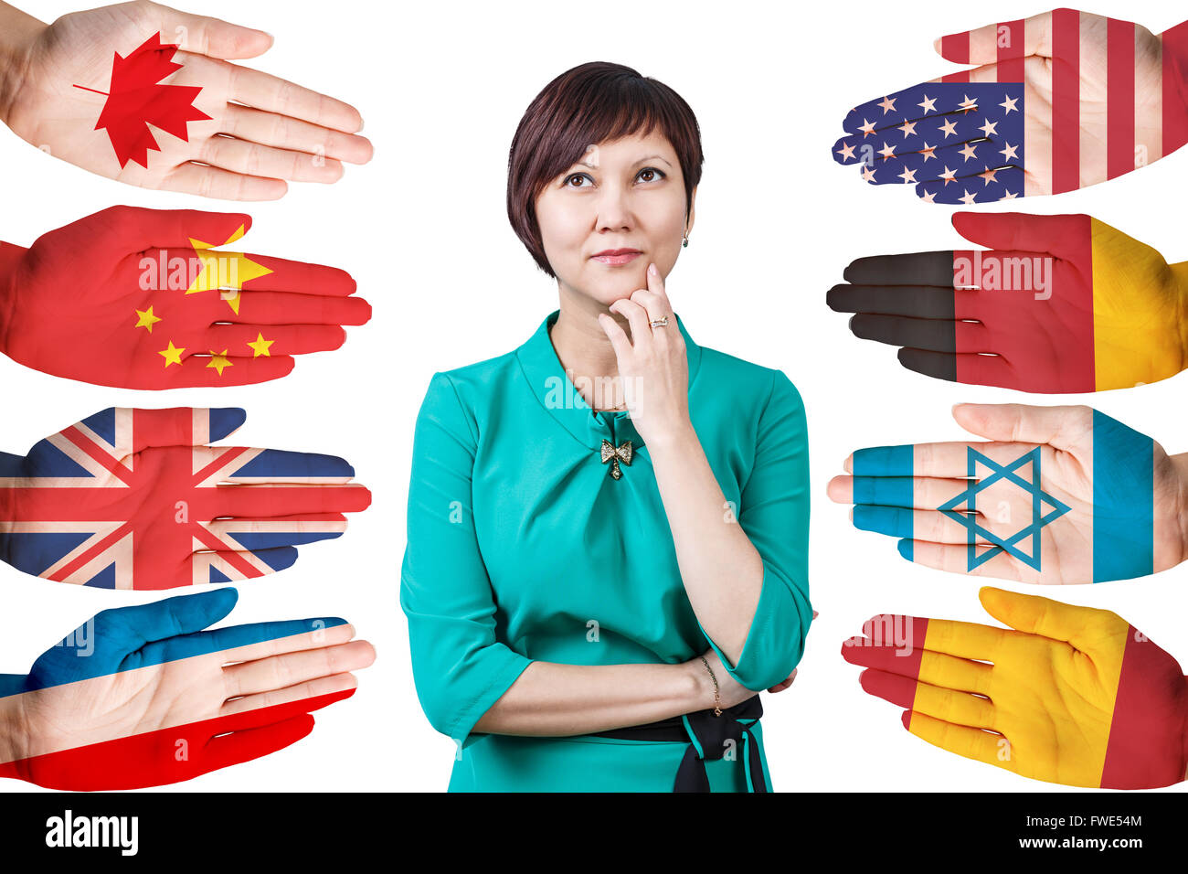 Donna e molte mani con bandiere diverse Foto Stock