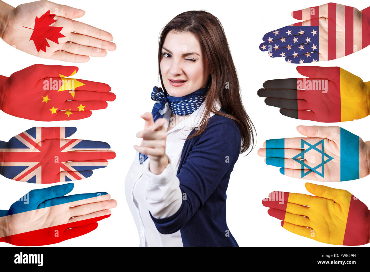 Donna e molte mani con bandiere diverse Foto Stock