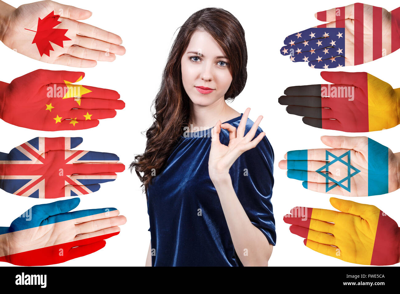 Donna e molte mani con bandiere diverse Foto Stock