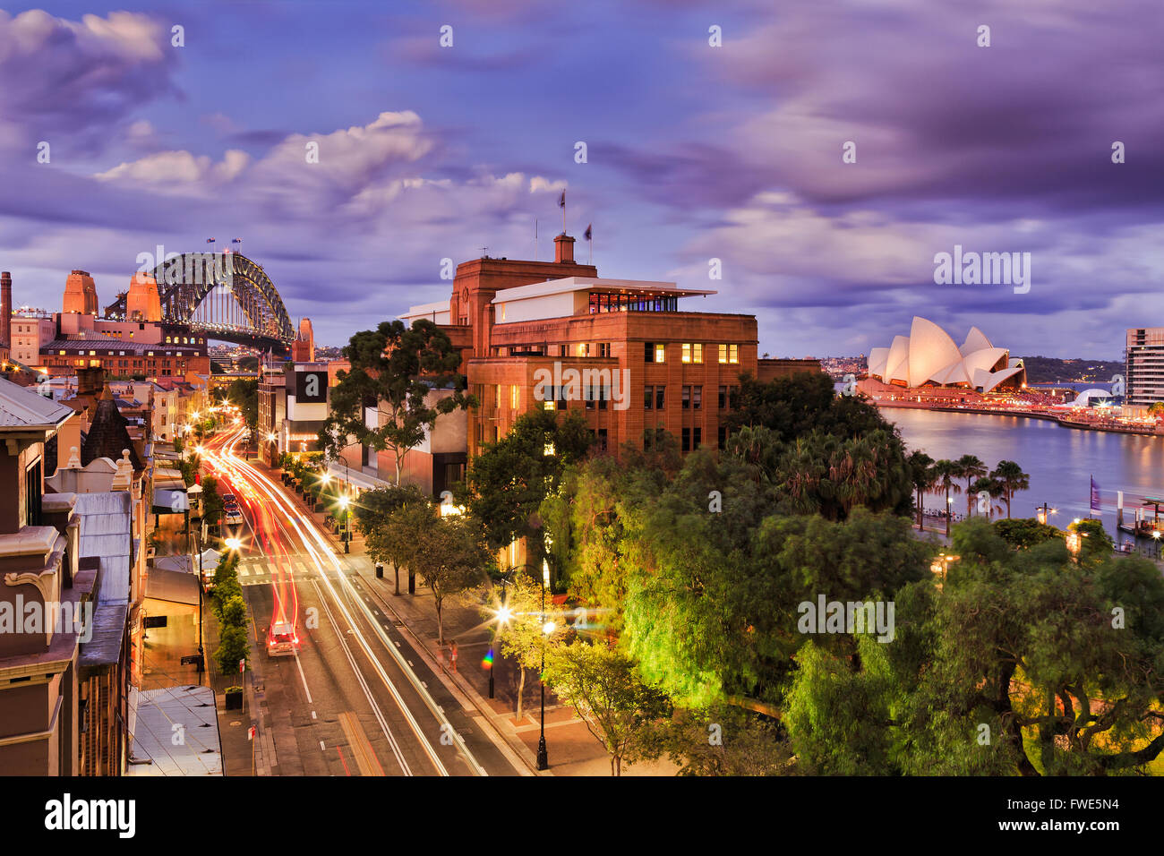 Antenna vista in elevazione delle rocce storico quartiere del Sydney CBD come al tramonto quando le luci si accendono per le strade delle città e paese Foto Stock