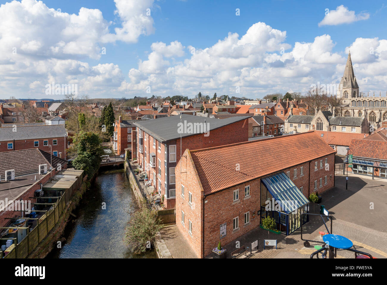 River Slea e Sleaford con gli uffici del consiglio della città in primo piano, Lincolnshire, England, Regno Unito Foto Stock