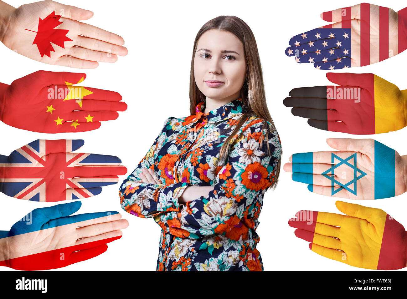 Donna e molte mani con bandiere diverse Foto Stock
