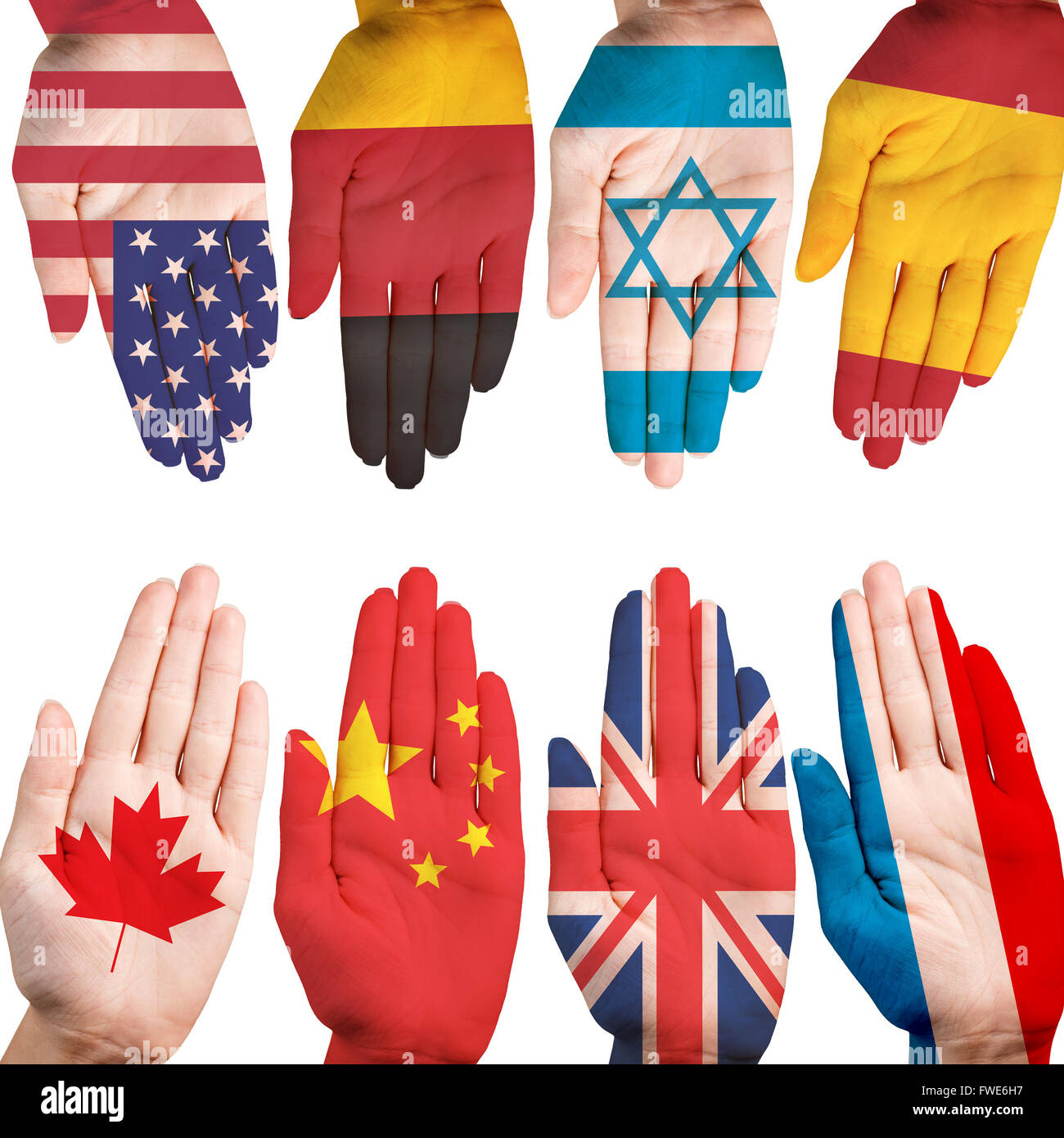 Molte mani con diverse bandiere nazionali Foto Stock